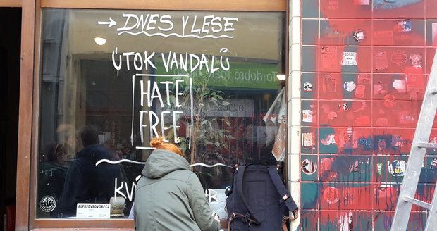 Neonacisté a vandalové poničili hate free kavárny. Hrozí jim až 3 roky