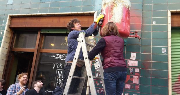 Ministři odsoudili vandaly, kteří posprejovali kavárny hákovými kříži