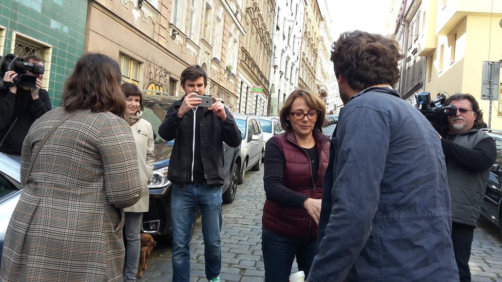 Z fasády Café V lese zmizely neonacistické symboly a výhrůžky.