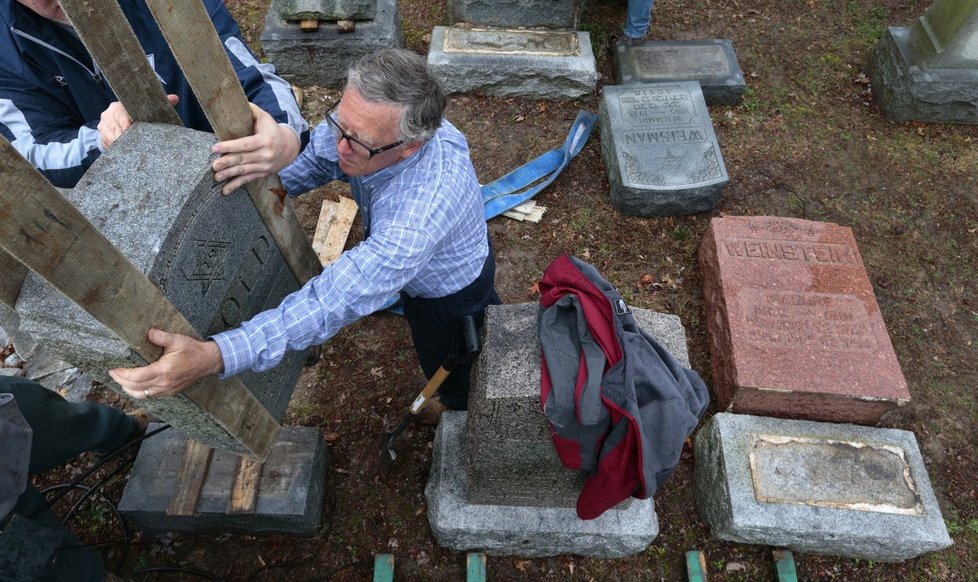Vandalové poničili židovský hřbitov