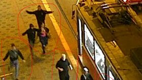 Kriminálka hledá partičku vandalů: Fotbaloví rowdies zničili tramvaj i zastávku