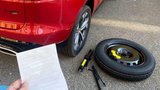 Fanatici vypustili autům pneumatiky: Ohrozili maminku s miminkem! Neznají hranice, říká psycholog