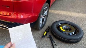 Fanatici vypustili autům pneumatiky: Ohrozili maminku s miminkem! Neznají hranice, říká psycholog