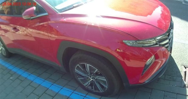 Majitelé 46 aut v Brně našli vyfouklé pneumatiky u svých SUV.