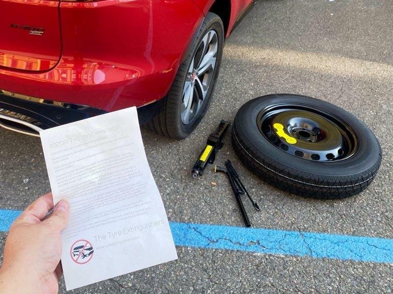 Tento vzkaz našla za svým sklem většina majitelů SUV v Brně, kteří měli vypuštěné pneumatiky.