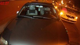 Takhle se vyřádil zfetovaný cizinec na zaparkovaném volkswagenu v Brně, skočil a rozbil čelní sklo.
