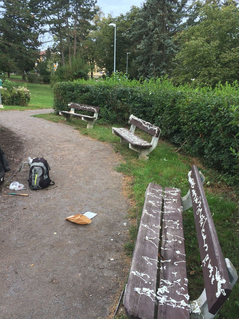 Neznámý vandal zdevastoval mobiliář v jednom z parků v Horních Počernicích montážní pěnou. Stalo se tak 1. zářijový týden.