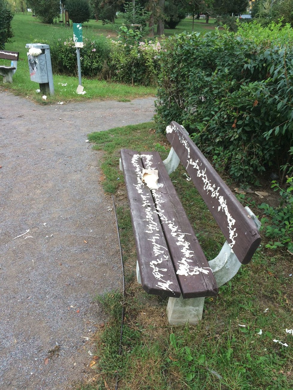 Neznámý vandal zdevastoval mobiliář v jednom z parků v Horních Počernicích montážní pěnou. Stalo se tak 1. zářijový týden.
