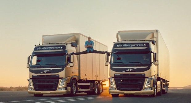 Van Damme a roznožka mezi náklaďáky!