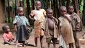Děti v Buhomě navštěvují sedmiletou základní školu, mladší chodí do „školky“