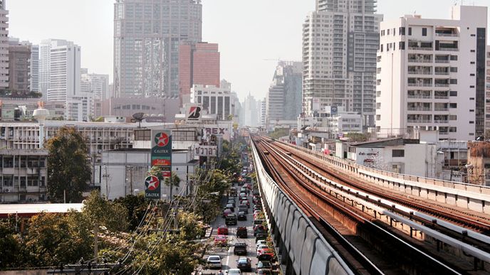 Jízda autobusem po Bangkoku trvá často hodiny. Rychlejší je použít metro nebo sky train, tamější nadzemku. 