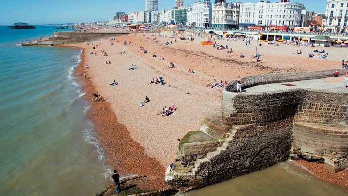 Hlavní ulice Brightonu s luxusními hotely je hned u pláže. V klubech na pobřeží hraje elektronická muzika, v zapadlých uličkách zní spíš jazz.