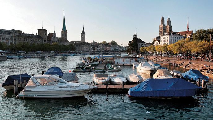 ŘEKA LIMMAT vytéká z Curyšského jezera a dělí Staré Město na dvě části