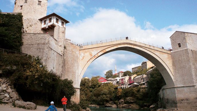 Stari most. Během bojů mezi Chorvaty a Bosňáky v roce 1993 byl tento středověký symbol Mostaru zničen. Po válce ho znovu postavili.