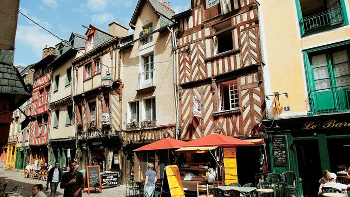 Rennes je živé, výrazně STUDENTSKÉ MĚSTO. Kromě památek láká návštěvníky i množstvím kulturních akcí, zejména hudebními festivaly.