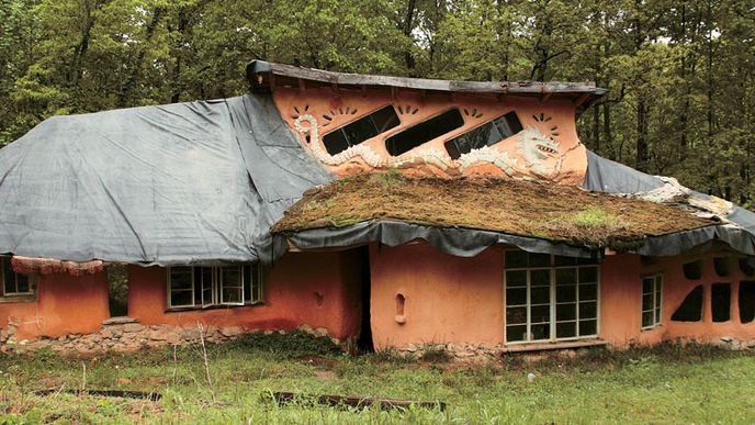 Při stavbě domu se používají hlavně přírodní materiály – drny a bláto. Slouží k odpočinku a meditacím zdejších obyvatel.