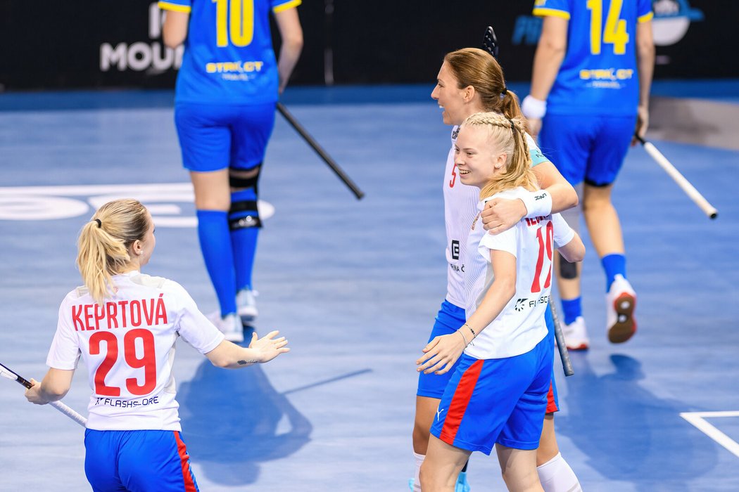 Vanessa Rebecca Keprtová, Karolína Klubalová a Eliška Krupnová se radují z gólu českých florbalistek proti Švédsku