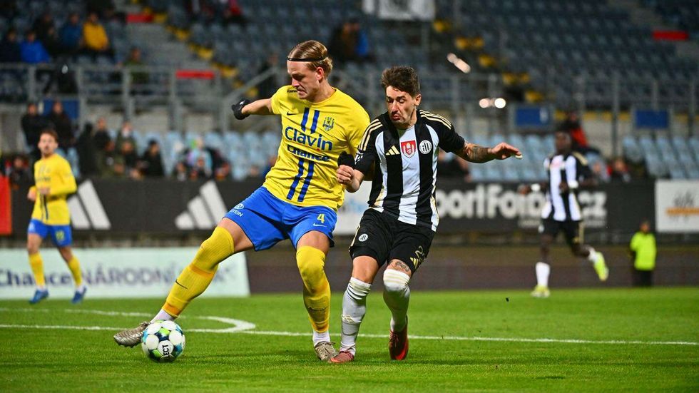 Antonín Vaníček z Dynama v souboji s opavským Jaromírem Srubkem