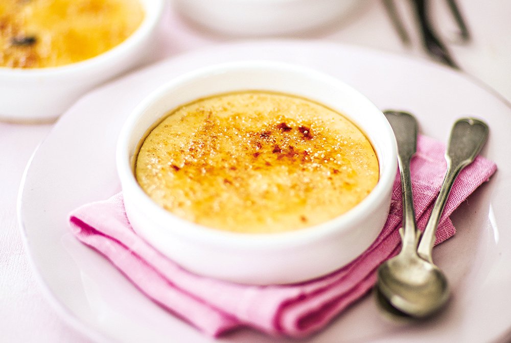  Crème brûlée je mnohem jemnější a krémovější než klasický pudink, jelikož se připravuje ze smetany, nikoliv z mléka