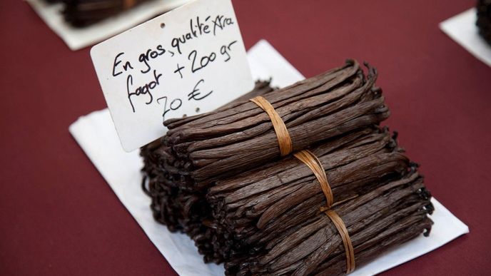 Od roku 2015 cena vanilkového lusku nepřetržitě roste, kilogram aktuálně stojí asi 16 400 korun. Před dvanácti lety přitom kilogram vyšel na 660 korun.