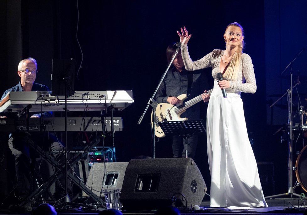 Šárka Vaňková zazpívala písničky Ivety Bartošové v rámci projektu P.S. IVETA.