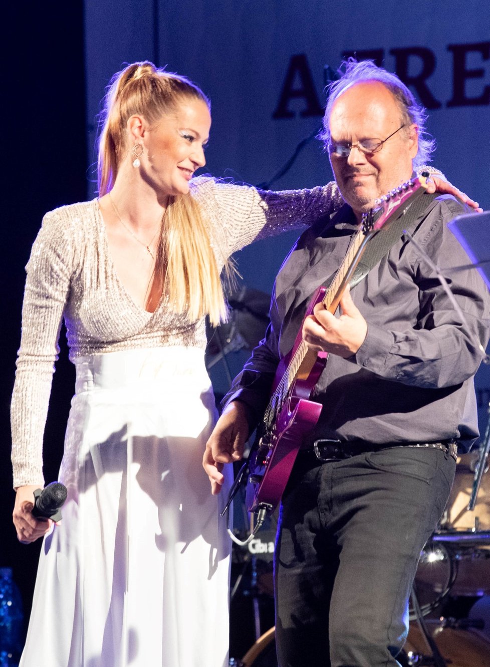 Vaňková objímala na pódiu kytaristu.