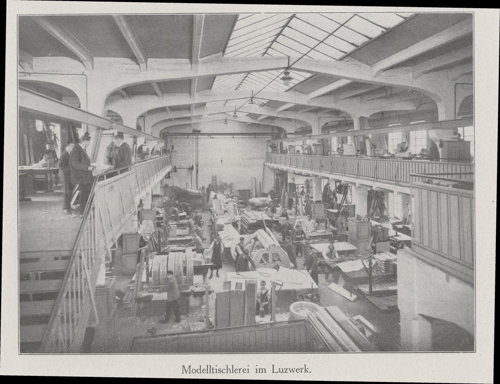 Továrna v roce 1921.
