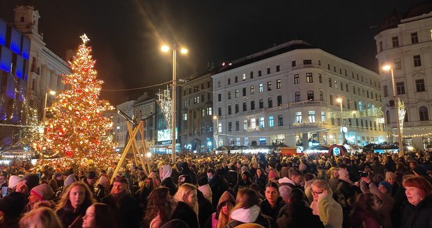 náměstí Svobody v Brně s rozsvíceným vánočním stromem. náměstí Svobody v Brně s rozsvíceným vánočním stromem.