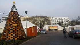Na Moravském náměstí se do poslední chvíle finišovalo se stavbou speciálních vánočních stanů.