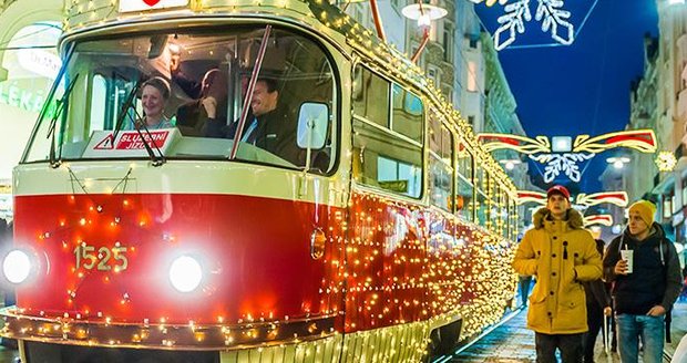 Ulicemi Brna bude jezdit speciální Vánoční tramvaj.