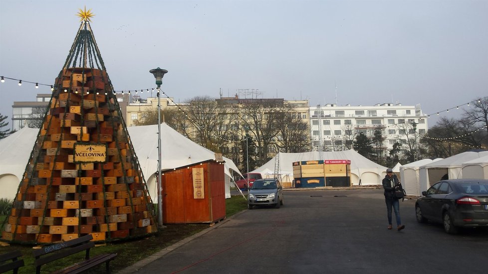Na Moravském náměstí se do poslední chvíle finišovalo se stavbou speciálních vánočních stanů.