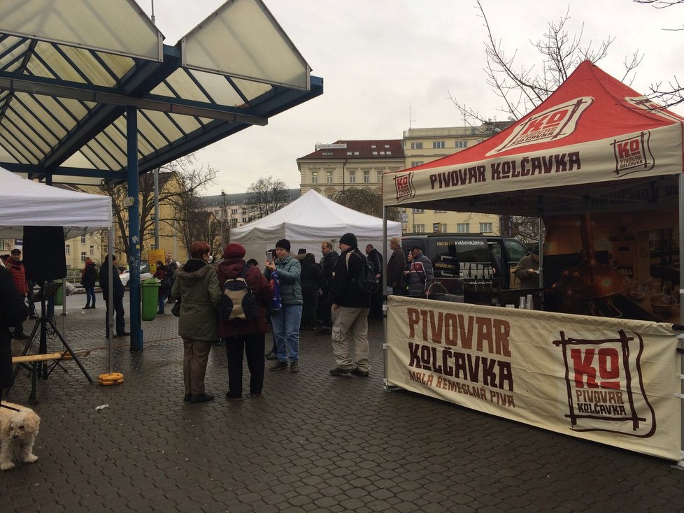 Kdo chtěl, mohl si dát pivo z libeňského pivovaru Kolčavka.