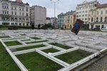 Na centrálním Masarykově náměstí v Ostravě začala 13. listopadu stavba ledového kluziště, které zpestří program vánočních trhů.