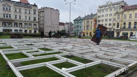 Na centrálním Masarykově náměstí v Ostravě začala 13. listopadu stavba ledového kluziště, které zpestří program vánočních trhů.