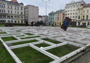 Na centrálním Masarykově náměstí v Ostravě začala 13. listopadu stavba ledového kluziště, které zpestří program vánočních trhů.