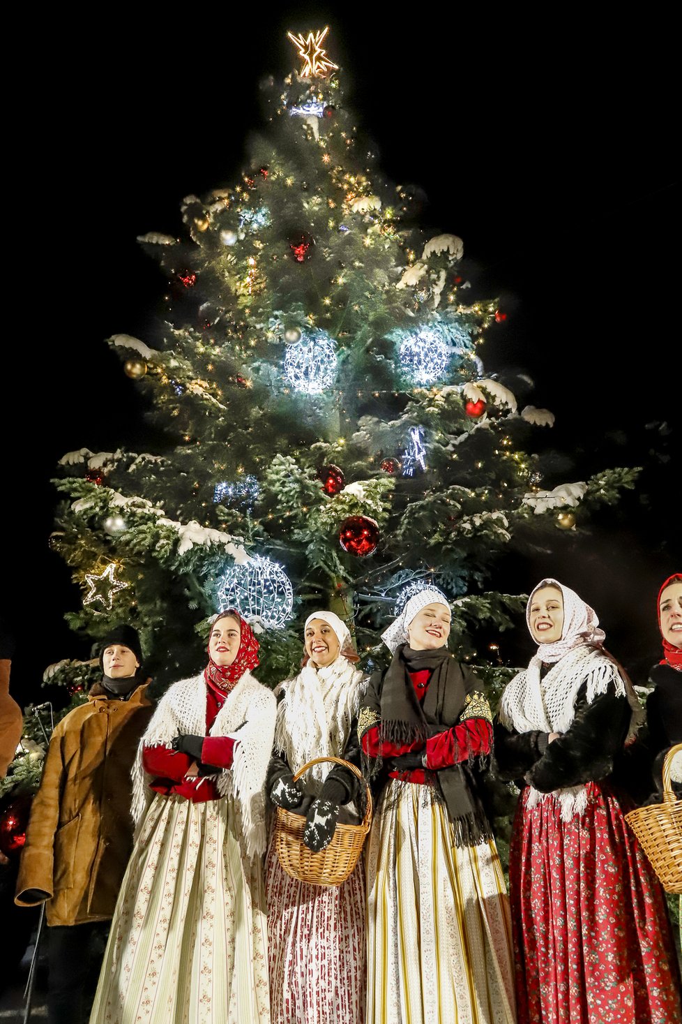 Hlavní vánoční strom Prahy 6 stojí jako každý rok na Vítězném náměstí.