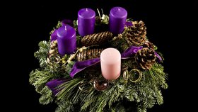 Zelené větvičky s fialovými a jednou růžovou svíčkou - tak by měl vypadat správný adventní věnec.
