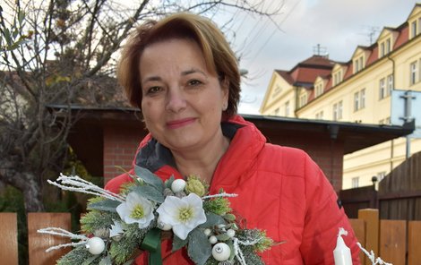 Květinářka Alena Hanáčková připravuje i sváteční komplet s umělými květy čemeřice.