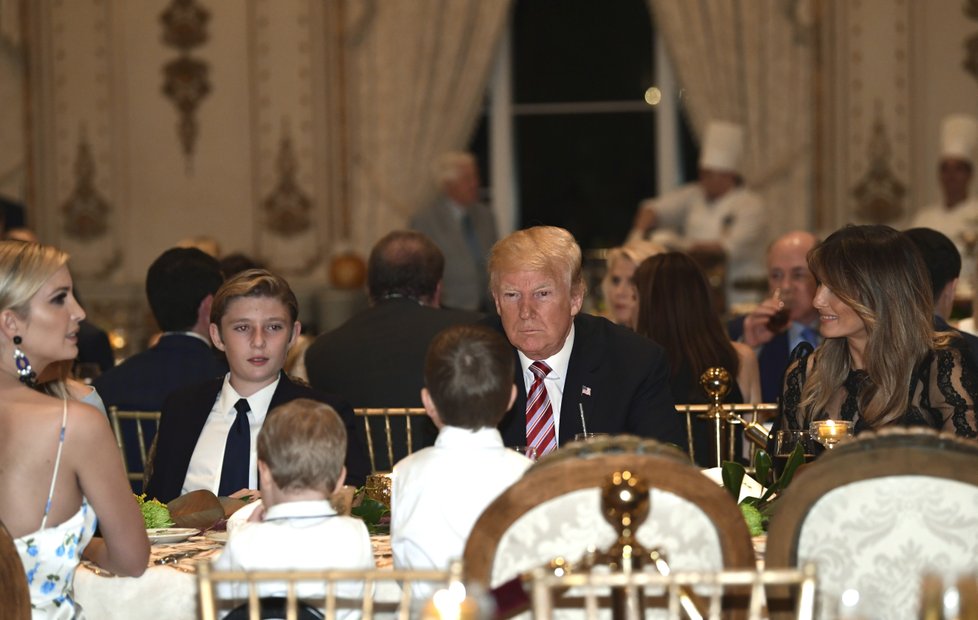 Trumpovi na večeři Díkuvzdání