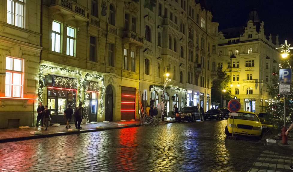 Vánoce v červenci? Praha se v reklamě proměnila v zimní New York.