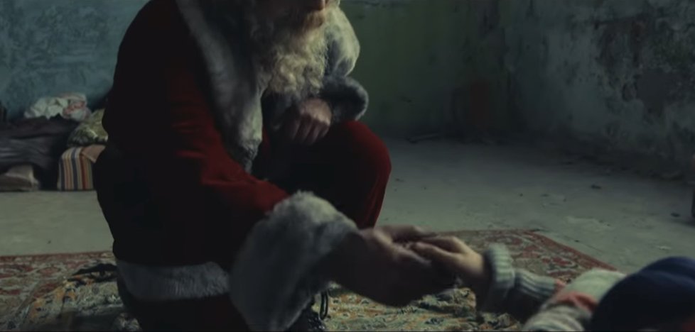 Santa procházející rozbombardovaným městem, holčička pláčící v opuštěném pokoji: Děsivé video šokovalo internet