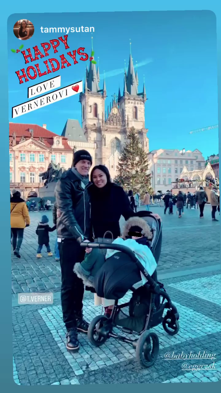 Tomáš Verner s manžekou Tammy a synkem Tomáškem na Staroměstkém náměstí