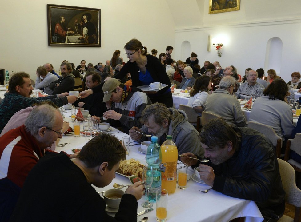 Osamělým lidem a lidem bez domova Duka připomněl, že Kristus sám neměl často kam hlavu složit a byl odkázán na porozumění a pochopení.