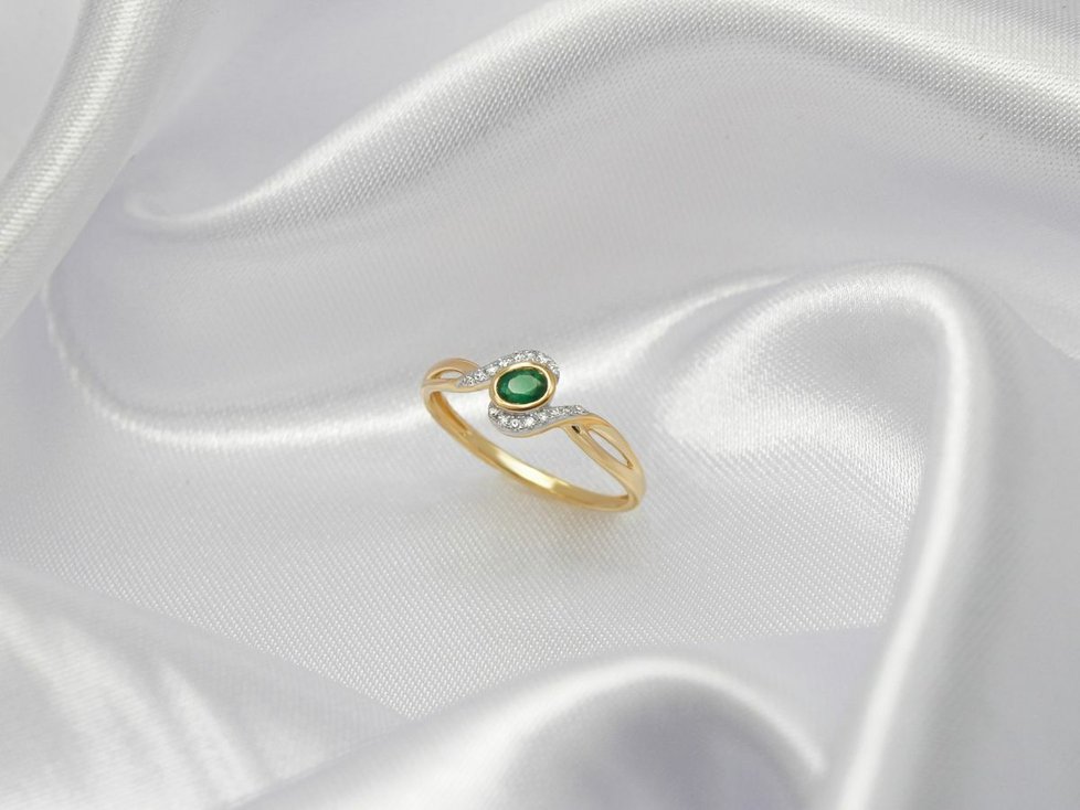 Zlatý prsten se smaragdem
