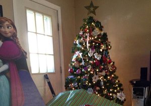 Pokud nemáte rádi balení dárků, nemusíte, prostě naskládejte dárky pod stromek a papír položte na ně.