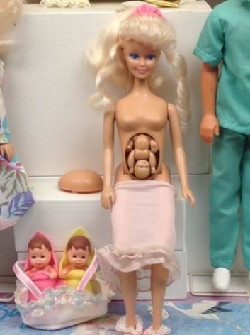 Těhotná panenka Barbie je... zvláštní.