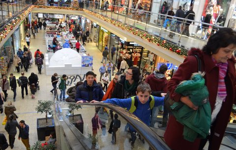 Advent zvedá tržby: V obchodech je plno, Češi jdou po elektronice