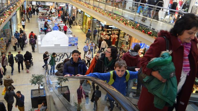 Češi se vydali shánět Vánoční dárky, obchodníci čekají rekordní tržby