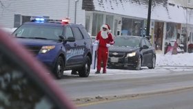 Policista Scot dával před Vánoci místo pokut dárky