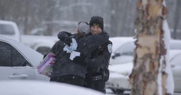 Policista zastavoval vánočně naladěné řidiče: Místo pokut jim ale dával dárky!